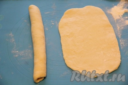 Каждую часть теста на присыпанной мукой поверхности раскатать в достаточно тонкий прямоугольник. Затем, начиная с длинной стороны, скрутить каждый прямоугольник в плотный рулет.
