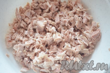 Курицу мелко порезать.
