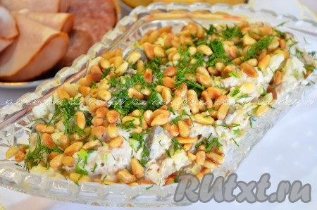 Салат с кедровыми орешками, курицей и грибами