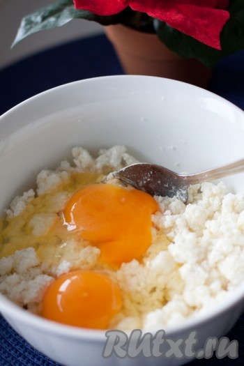 Смешайте все ингредиенты, кроме мака и ягод.