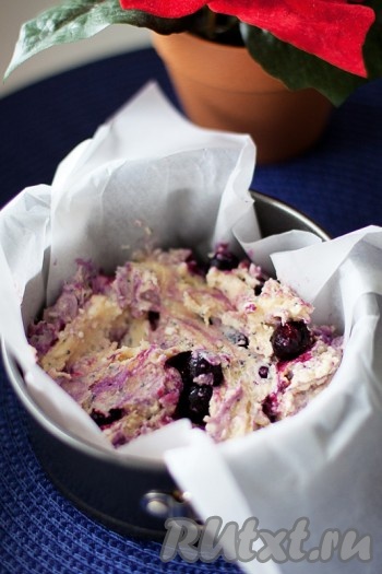 Разложите тесто по небольшим формам или маленьким формочкам для кексов.