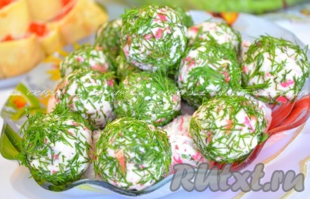 Сырные шарики с крабовыми палочками и чесноком