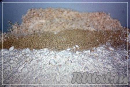 Измельченные овсяные хлопья смешать с дрожжами и мукой.
