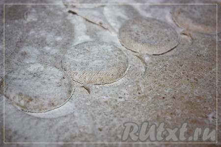 Раскатать тесто в пласт толщиной примерно 3-5 мм, вырезать кружочки или классический вариант -&nbsp; квадраты (по вашему желанию).
