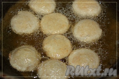 Баурсаки жарить в раскаленном масле, постоянно перемешивая, до золотистого состояния.
