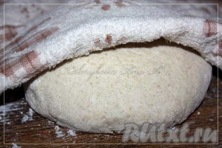 Замесить тесто и, накрыв его полотенцем, оставить в тепле минут на 30-40.
