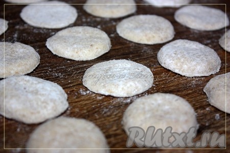 Я выбрала круглую форму. Так подготовить все баурсаки к будущей обжарке в масле.
