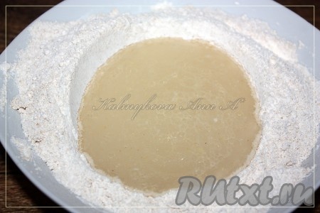 В муку с дрожжами влить водно-масляную смесь.
