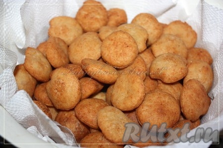 Готовые баурсаки выкладывать на бумажные салфетки, чтобы убрать лишний жир.
