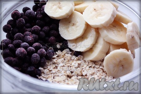 Все ингредиенты соединить вместе и взбить блендером до однородной массы.
