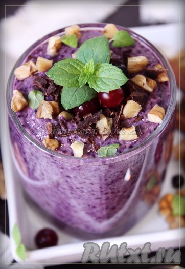 Переложить в стакан/тарелку, сверху украсить шоколадом, орехами и мятой. Этот вкусный и полезный десерт можно кушать сразу, а можно охладить, тогда он застынет и станет еще лучше. 
