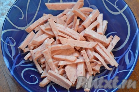 Колбасу порезать соломкой.