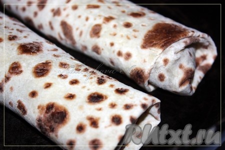 Обжарить рулеты на&nbsp;слегка промасленной сковороде. Наши аппетитные и сытные рулеты из лаваша с фасолью и капустой готовы!
