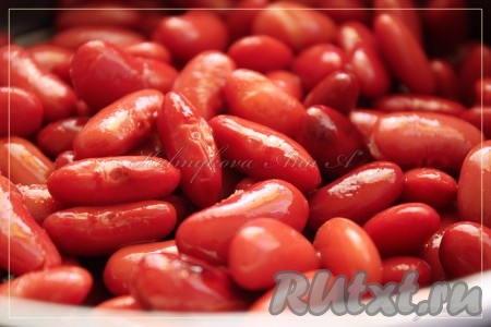 Отварить фасоль по инструкции или взять консервированную.
