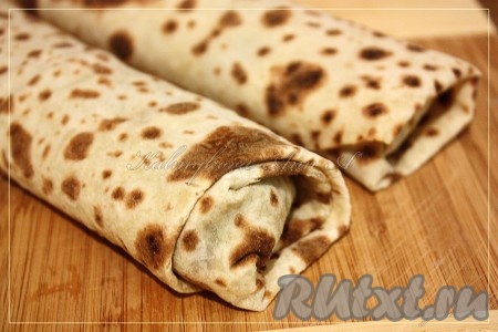 Свернуть лаваш рулетом.
