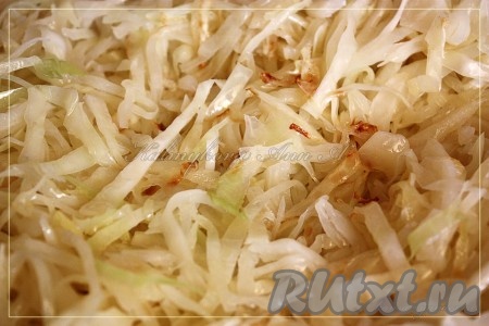 Обжарить капусту в течение 10 минут на оливковом масле.
