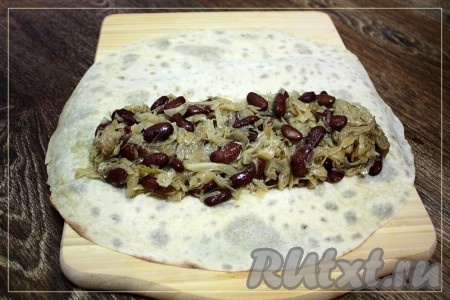 Выложить начинку на лаваш.
