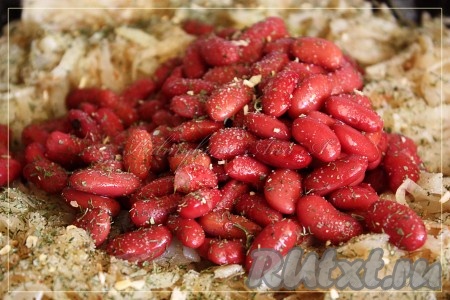 К обжаренной капусте добавить отваренную или консервированную фасоль (без жидкости), укроп, соль и специи. Протушить 2-3 минуты. Начинка для рулетов готова.
