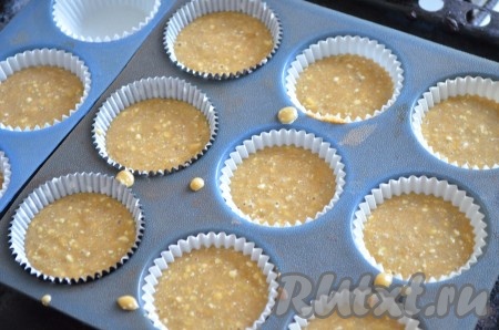 Разложить тесто для банановых кексов по формочкам, заполняя их на 2/3 высоты. Бумажные и силиконовые формы перед выкладыванием теста можно маслом не смазывать. Поставить формы с тестом в заранее разогретую духовку и выпекать 20-25 минут при температуре 180 градусов. Готовность выпечки проверьте, проколов кексы сверху сухой зубочисткой (если зубочистка останется сухой и чистой, значит кексы уже готовы).