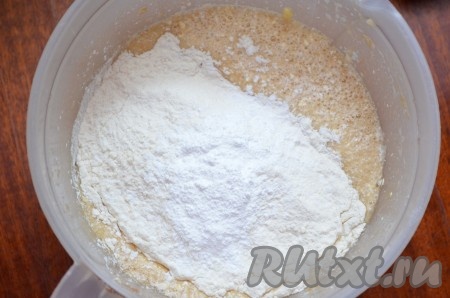 Всыпать разрыхлитель и частями начать добавлять в тесто муку. Движениями "снизу вверх" перемешивать тесто лопаткой (или ложкой). Тесто должно получится воздушным, не очень густым.