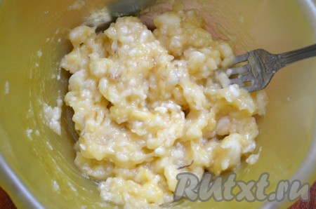 Сливочное масло для приготовления кексов должно быть комнатной температуры, поэтому достаньте его из холодильника заранее. Бананы очистить, размять вилкой. Если будут небольшие комочки - ничего страшного.&nbsp; Бананы нужно обязательно брать спелые, тогда они легко разминаются, к тому же количество сахара в тесто добавляется с учётом сладости бананов. Я брала сладкие бананы и при добавлении 120 грамм сахара кексы получились в меру сладкими.