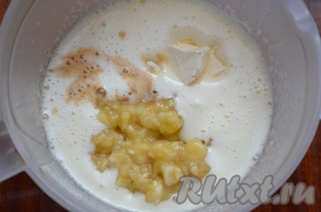 Взбить яйца с сахаром в течение 5-6 минут на максимальной скорости миксера. Масса побелеет и увеличится в объёме. Добавить размягчённое сливочное масло, молоко и размятые бананы, перемешать миксером до однородности.