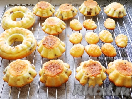 Готовые кексы вынуть из форм и остудить на решётке.