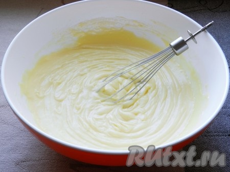 Влить растопленное остывшее масло, перемешать массу венчиком до однородности.