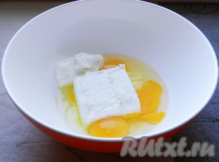 В глубокой миске творог соединить с яйцами, сахаром и ванильным сахаром, размять вилкой до получения однородной массы.