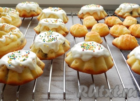 По желанию кексы с клюквой можно украсить глазурью (у меня - покупная глазурь) и разноцветной кондитерской посыпкой.