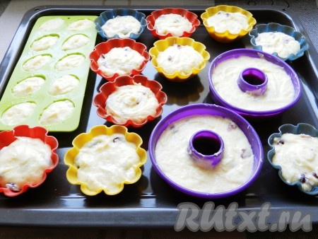 Разложить тесто по формам для выпечки, заполняя их на 3/4 объёма. Теста получается довольно много, я задействовала все силиконовые формочки, какие у меня были.