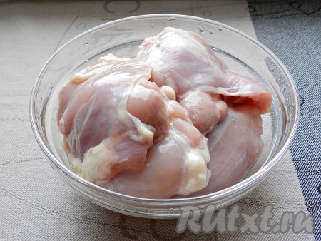 Куриные бёдра вымыть, по желанию можно снять кожу. Обсушить бумажными полотенцами и разрезать каждое на 2 части. Подготовленные куриные бёдра выложить в глубокую миску.