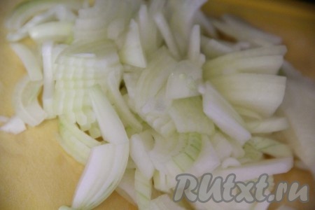 Лук почистить и порезать тонкими полукольцами.
