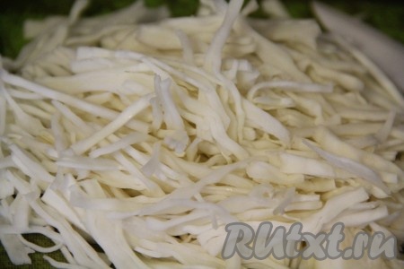 Тонко нашинковать капусту и немного помять руками, чтобы она стала мягче. Если использовать молодую капусту, то мять руками её не надо, потому что она и так сочная и нежная. 