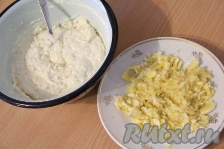 Тщательно перемешать творожно-овсяную массу до однородности и оставить на 5 минут, чтобы манка и овсянка немного набухли. Очищенный от кожуры банан размять вилкой.