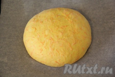 Тесто, поднявшееся в хлебопечке или в тёплом месте, хорошо обмять, сформировать из него колобок и переложить на противень, застеленный пергаментом.