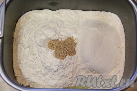 Затем всыпать муку и добавить дрожжи. Включить режим "Замес теста", у меня он занимает 1 час 30 минут.