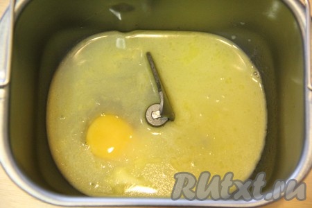 Замес теста можно сделать вручную, а можно воспользоваться помощью хлебопечки. Если будете замешивать тесто в хлебопечке, тогда в ведёрко хлебопечки нужно влить воду комнатной температуры и растопленное не горячее сливочное масло, добавить яйцо, сахар и соль.