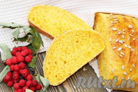 Подошедший морковный хлеб смазать молоком и посыпать семечками. Поставить хлеб в разогретую духовку и выпекать при температуре 180 градусов примерно 35 минут (до золотистой корочки), затем достать из духовки, остудить на решётке и можно подавать к столу. Хлебушек, замешанный с добавлением натёртой моркови, получился вкусным, ярким и очень аппетитным.