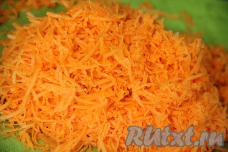 Морковь очистить и натереть на мелкой тёрке.