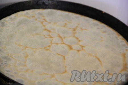 Жарить кокосовый блинчик на среднем огне с двух сторон до золотистости, затем переложить на тарелку. Перемешивая блинное тесто перед выпечкой очередного блина, постепенно пожарить все блинчики. Я смазывала сковородку маслом только перед жаркой первого блина, но многое зависит от качества покрытия сковороды, поэтому, если будет нужно, периодически слегка смазывайте сковороду маслом.