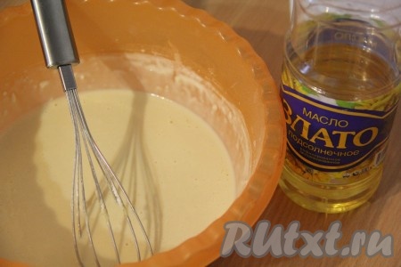 Затем влить растительное масло и кокосовое молоко, перемешать венчиком. Тесто для блинов должно получиться однородным, без комочков, достаточно жидким.
