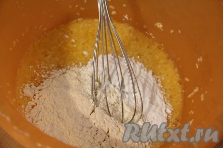 Затем добавить крахмал и муку.