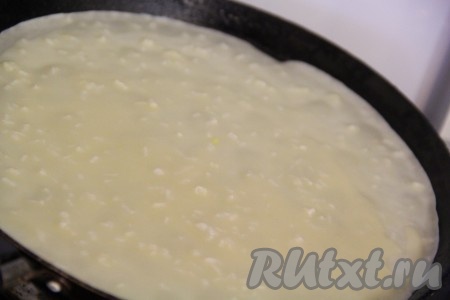 Хорошо разогреть сковороду, смазать её растительным маслом. Вылить немного теста, равномерно распределяя его по дну сковороды. 