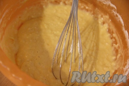 Полученную массу перемешать венчиком.&nbsp;
