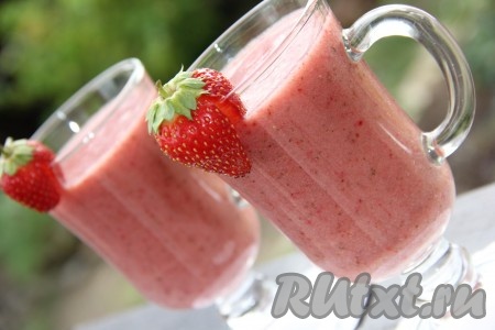 Попробовать напиток на вкус, если сладости недостаточно, тогда добавьте 1 чайную ложку (или по вкусу) сахара и ещё раз взбейте. Разлить вкусный, полезный, освежающий смузи из арбуза, клубники и банана по бокалам и подать к столу, украсив, например, ягодкой клубники.