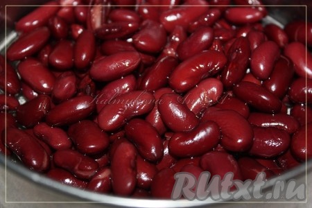 Фасоль отварить по инструкции (можно взять консервированную).
