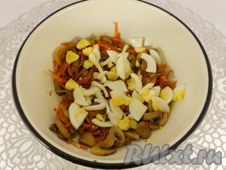 Переложить овощи с грибами в миску, добавить крупно порезанные вареные яйца.