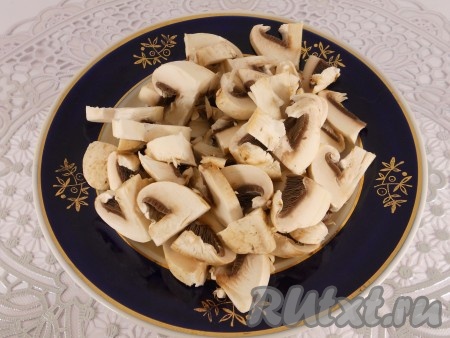 Яйца сварить вкрутую. Шампиньоны помыть и порезать довольно крупными пластинами или разрезать на 4 части.
