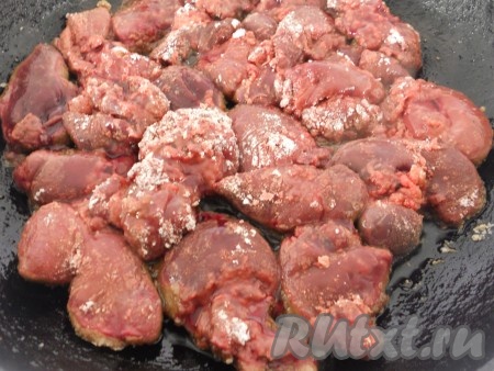 Выложить печень на разогретую с растительном маслом сковороду.
